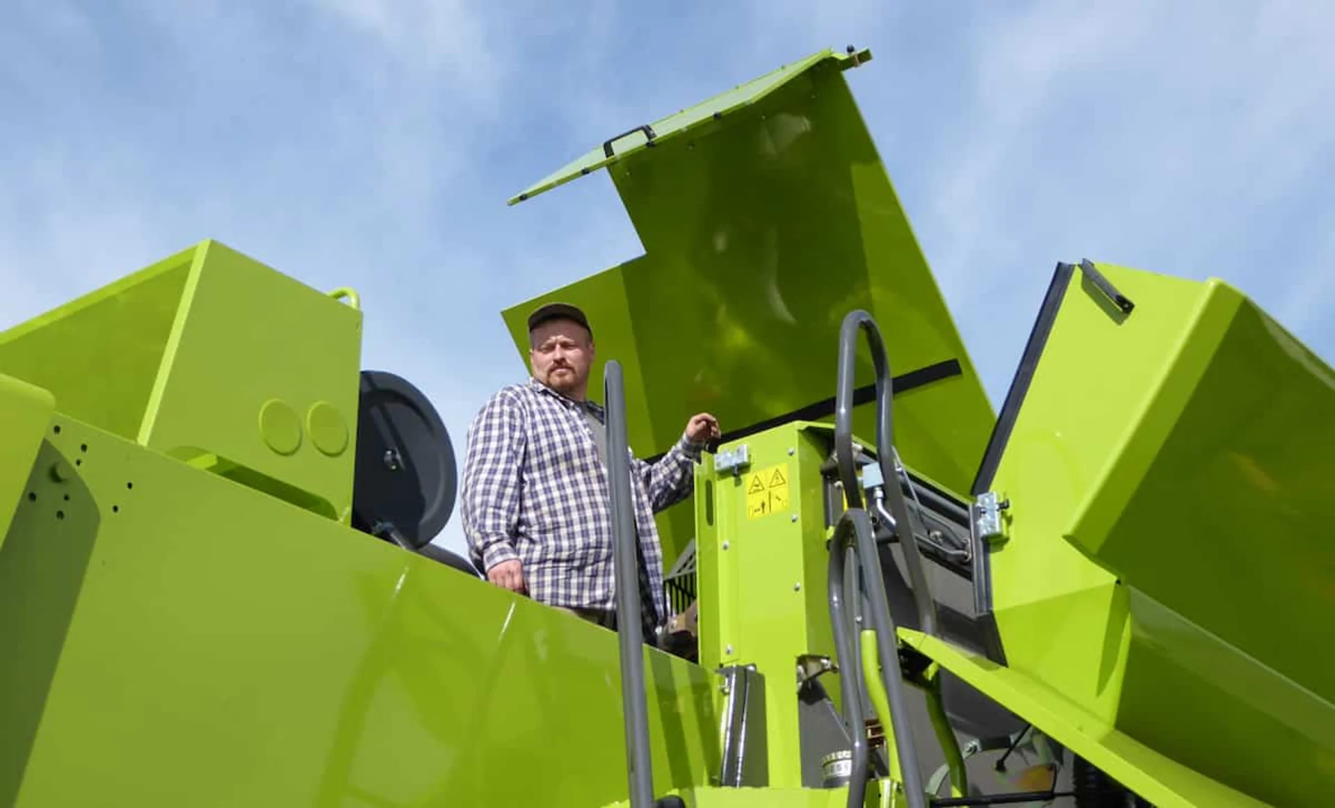 Christian Peschel auf landwirtschaftlicher Erntetechnik
